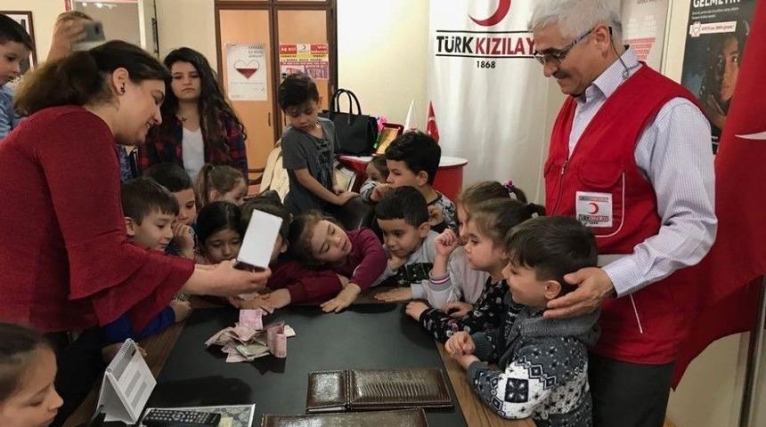 Minik Y&uuml;rekler Har&ccedil;lıklarını Kızılay&rsquo;a Verdi