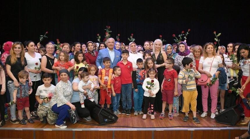 Mersinli Anneler Ömür Gedik’le Coştu