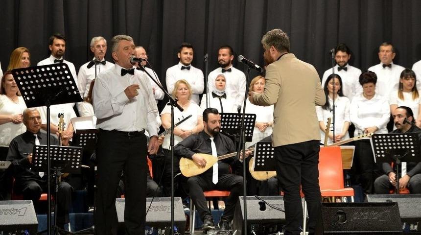 Türk Halk Müziği Korosu Anneler İçin Söyledi