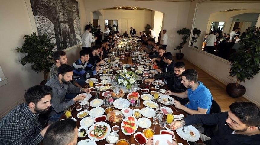 Fenerbah&ccedil;eli Futbolcular Kahvaltıda Bir Araya Geldi