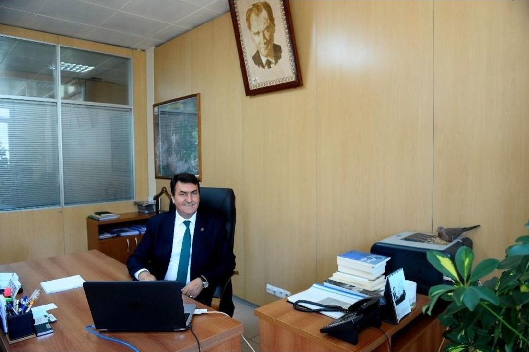 Başkanın Makamında Onu G&ouml;renler Şaşkına D&ouml;n&uuml;yor