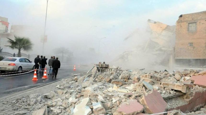 Yıkılan Binanın Altında Kalmaktan Kıl Payı Kurtuldular