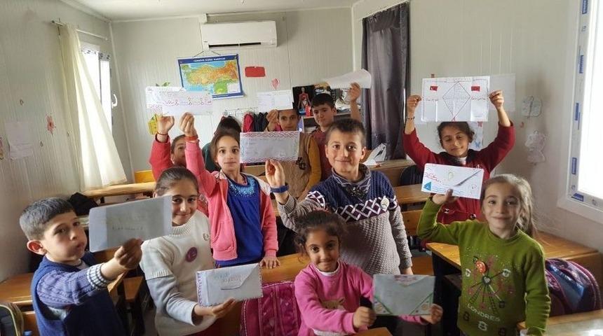 &Ouml;ğrenciler S&uuml;sledikleri Mektupları Mehmet&ccedil;iğe G&ouml;nderdi