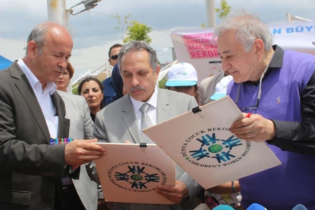 Anneleri İ&ccedil;in Ağa&ccedil; Diken &Ccedil;ocuklar Rekorlar Kitabına Girdi