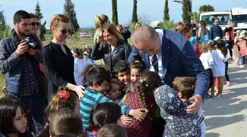 Başkan Atabay, &Ouml;ğrencilerle Fidan Dikti