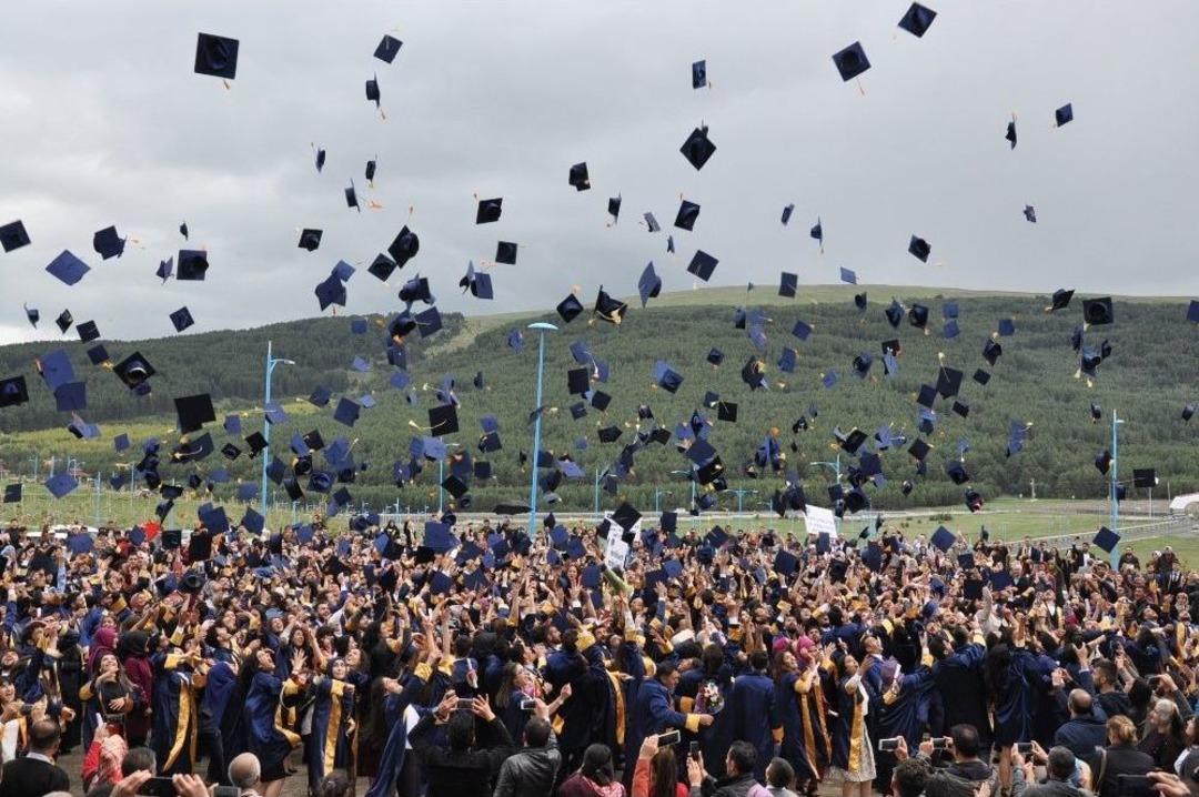 Ar&uuml;&rsquo;de Yoğun Yağış Altında Mezuniyet Coşkusu