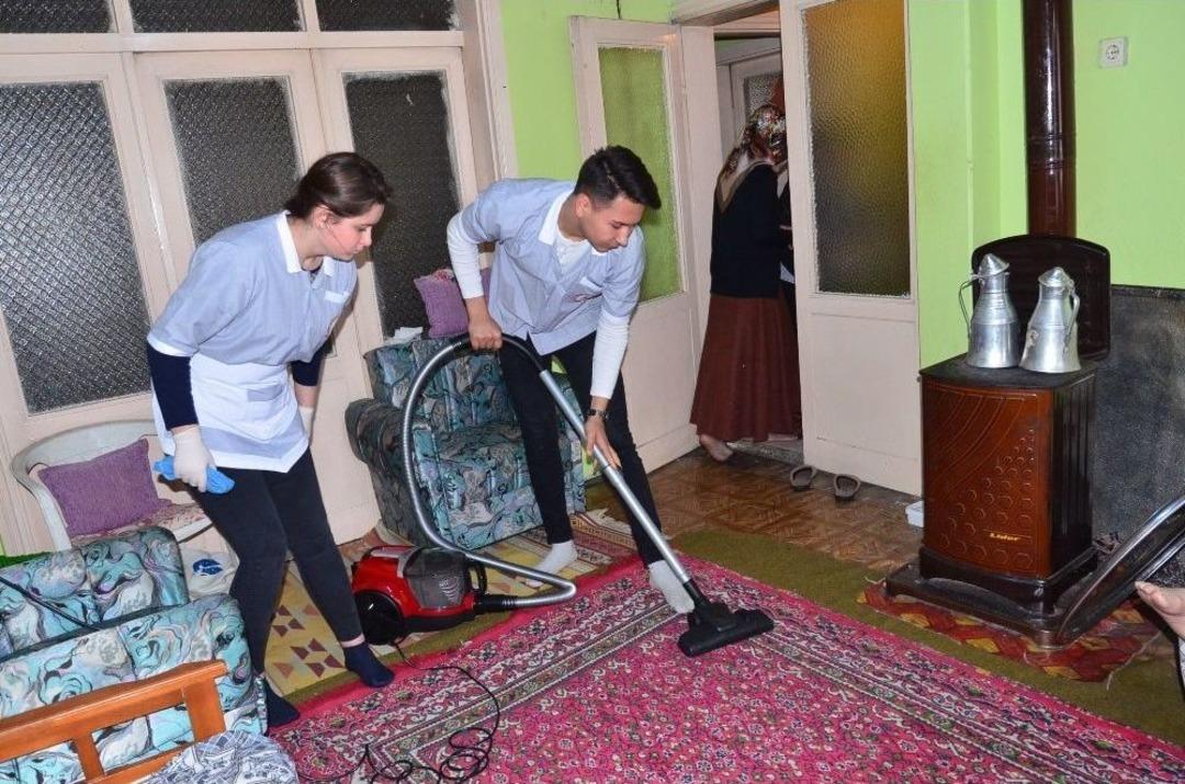 (&ouml;zel Haber) Lise &Ouml;ğrencileri Hem Okuyor Hem De Yaşlılara Bakıyor