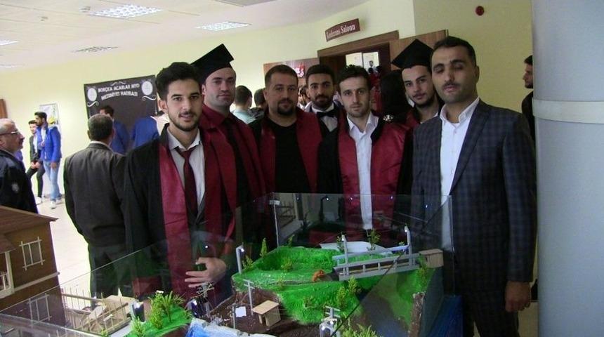 Bor&ccedil;ka Acarlar Meslek Y&uuml;ksekokulunda Mezuniyet Sevinci