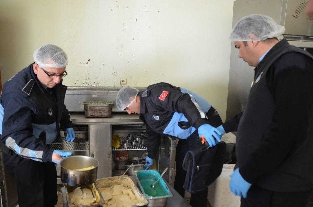 Ruhsatsız &Uuml;retim Yapılan Pastanede Mide Bulandıran G&ouml;r&uuml;nt&uuml;ler
