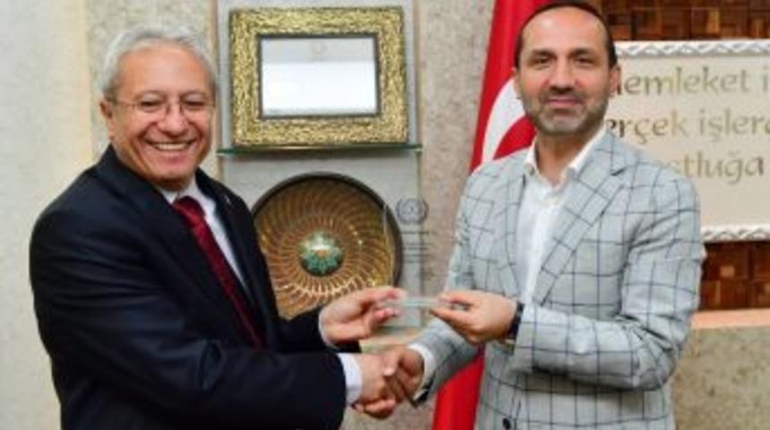 T&uuml;mkarder&rsquo;den Ahmet &Ccedil;amyar&rsquo;a &Ouml;d&uuml;l