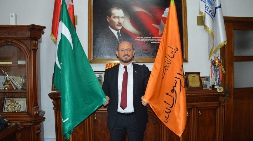 Başkanın Makam Odasında Dikkat &Ccedil;eken Sancak Ve Bayrak