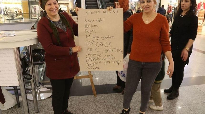 Kadınların 25 Kasım Standına Yoğun İlgi G&ouml;sterdi