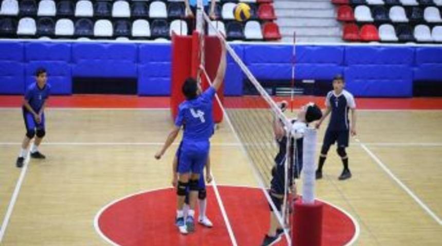 K&uuml;&ccedil;&uuml;k Erkekler Voleybol Grup M&uuml;sabakaları Tamamlandı