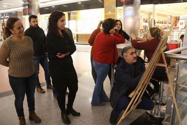Kadınların 25 Kasım Standına Yoğun İlgi Gösterdi 1