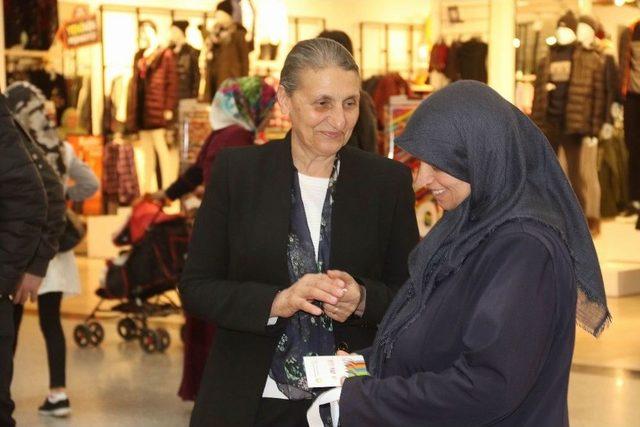 Kadınların 25 Kasım Standına Yoğun İlgi Gösterdi 3