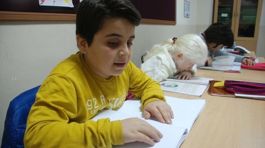 G&ouml;rme Engelli &Ouml;ğretmene &Ouml;ğrencilerinden S&uuml;rpriz