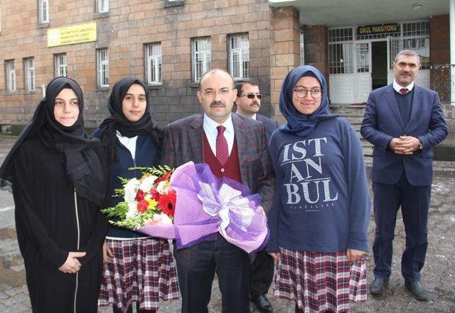 Vali Ustaoğlu&rsquo;ndan Kız &Ouml;ğrencilere Ziyaret 1