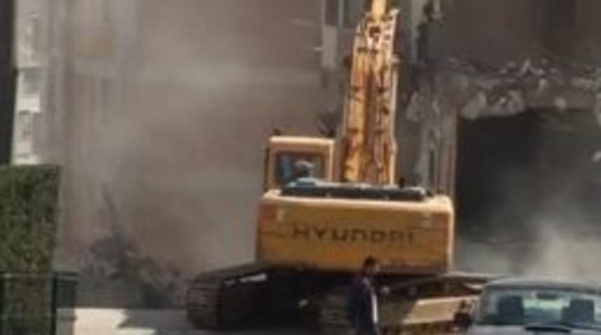 Şehrin Göbeğinde Hiçbir Güvenlik Önlemi Almadan Yıkım Çalışması Yaptılar