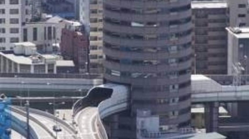 Binanın içinden otoyol geçiyor