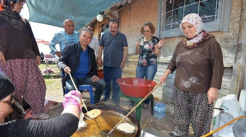 Uysal, Pişi Pişirdi Kitabını İmzaladı