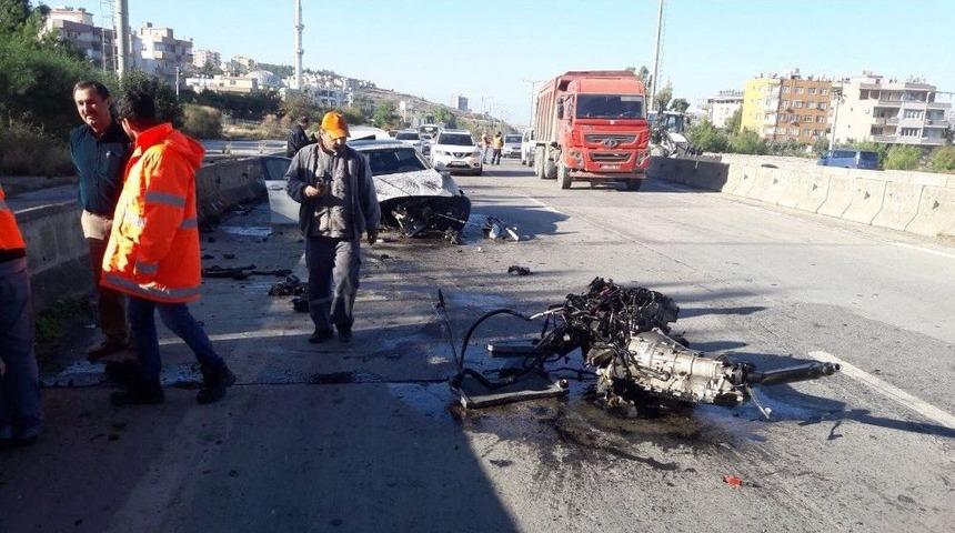 Otomobilin Motoru Fırladı, S&uuml;r&uuml;c&uuml; Kazayı Ucuz Atlattı