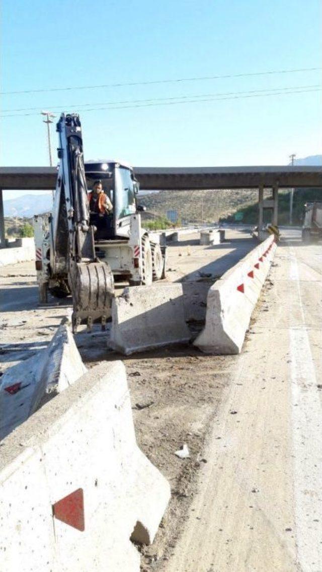 Otomobilin Motoru Fırladı, S&uuml;r&uuml;c&uuml; Kazayı Ucuz Atlattı 2