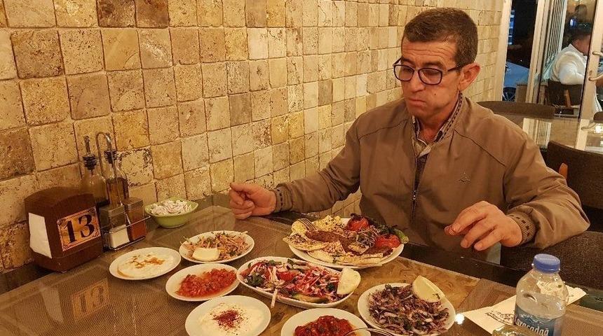 Dolaptaki Eti Neşet Ertaş T&uuml;rk&uuml;leriyle Terbiye Ediyor