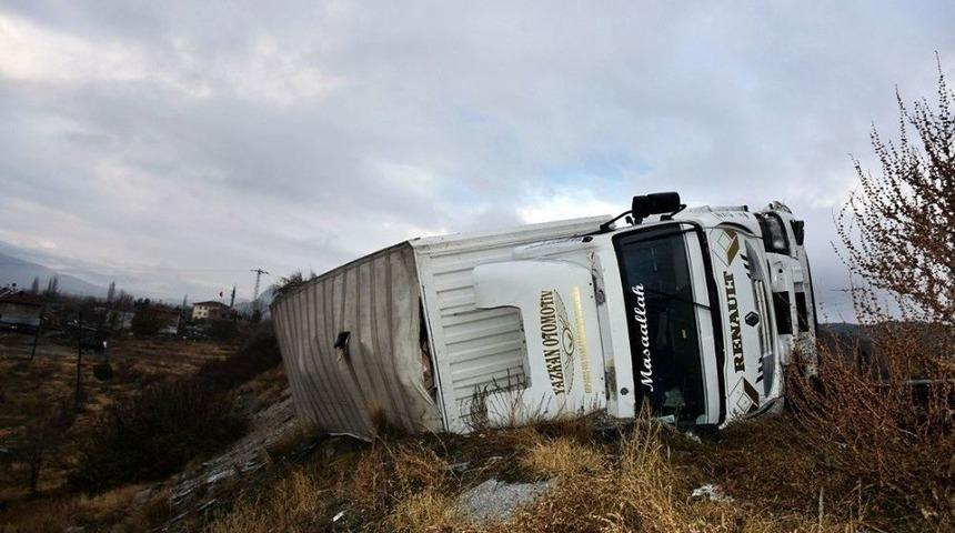 Kastamonu&rsquo;da Makas Kesen Kamyon, Bariyerlere &Ccedil;arparak Devrildi