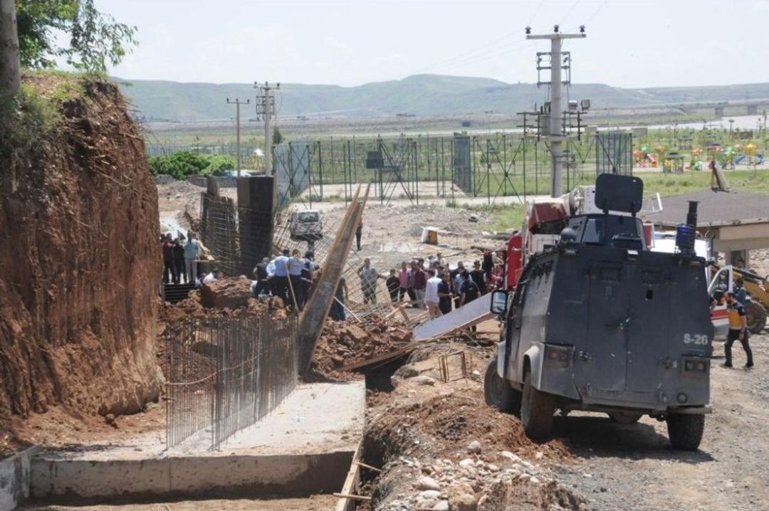 Cizre&rsquo;de G&ouml;&ccedil;&uuml;k: 2 İş&ccedil;i Yaralandı