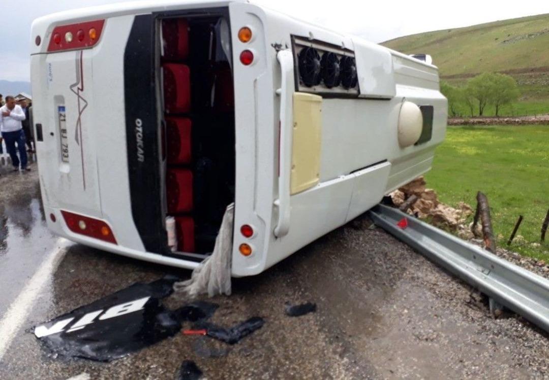 Yağış Nedeniyle Kayganlaşan Yolda Midib&uuml;s Devrildi: 22 Yaralı