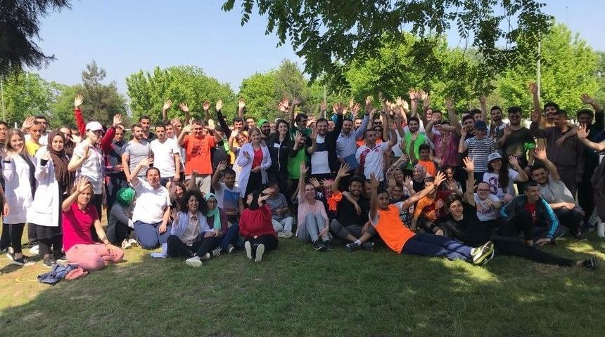 &Uuml;niversiteli Abi Ve Ablalarıyla Spor Yapıp Eğlendiler