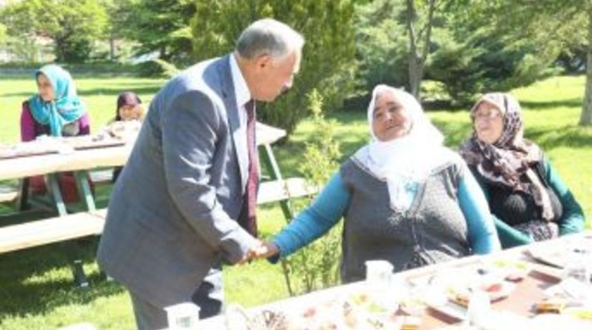 Niğde Belediyesinden Anneler G&uuml;n&uuml;&rsquo;ne &Ouml;zel Kahvaltı Programı