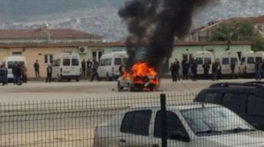 Park Halindeki Otomobil Alev Alev Yandı
