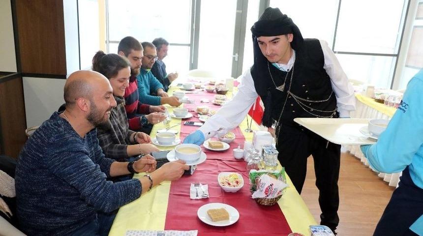 Hastane &Ccedil;alışanları Farklı K&uuml;lt&uuml;rlerin Y&ouml;resel Yemeklerini Tadıyorlar