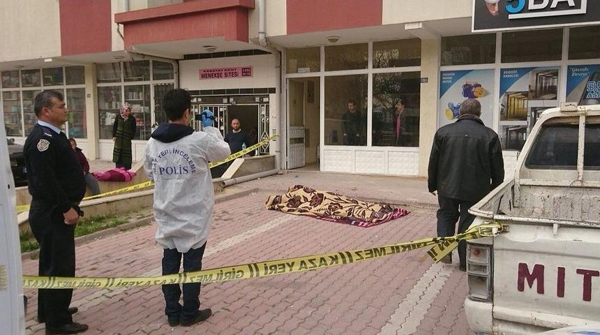 Konya&rsquo;da 4. Kattan D&uuml;şen Kadın Hayatını Kaybetti