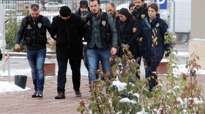 Uyuşturucu Ticareti Yapan Zanlılar Ka&ccedil;arken Yakalandılar