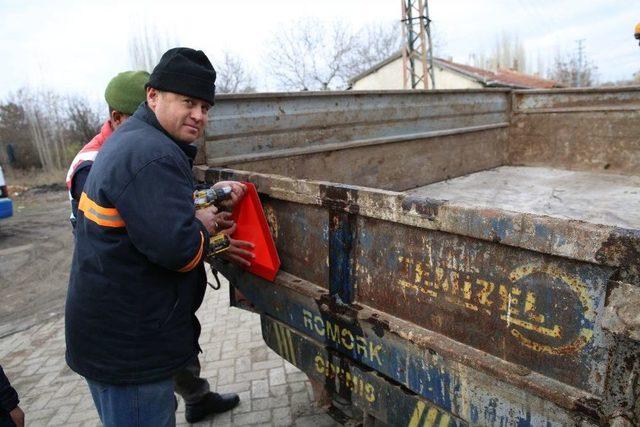 İhsaniye&rsquo;de Trakt&ouml;r R&ouml;morklarına Reflekt&ouml;r Takılmaya Başlandı 1