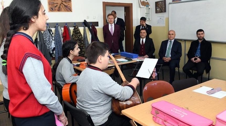 Ali Korkut, &Ouml;ğretmenler G&uuml;n&uuml;n&uuml; Okulda Kutladı