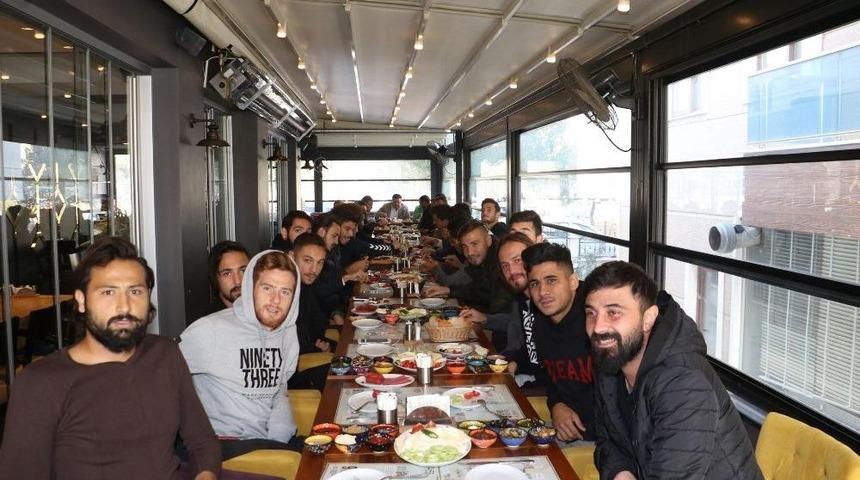 Manisa Bbsk&rsquo;lı Futbolculara 12 Bing&ouml;lspor Ma&ccedil;ı &Ouml;ncesi Moral