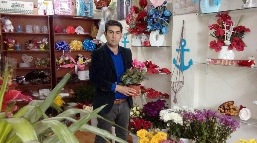 &Ouml;ğretmenler G&uuml;n&uuml; &Ccedil;i&ccedil;ek&ccedil;ilerin Y&uuml;z&uuml;n&uuml; G&uuml;ld&uuml;rd&uuml;