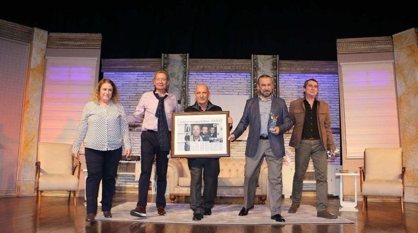 20 Yıl Sonra Yeniden Sahnelenen &ldquo;sanat&rdquo; Oyununda Duygusal Anlar