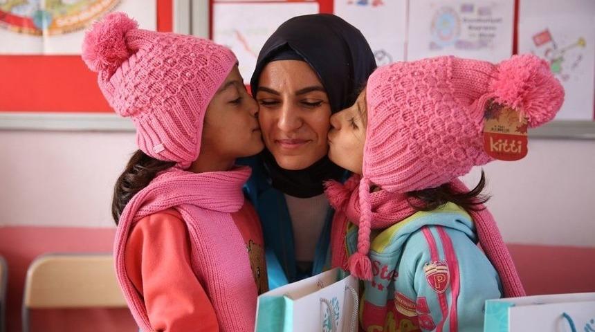 &Ccedil;ocuklar &Uuml;ş&uuml;mesin Ve Hasta Olmasın Diye Yollara D&uuml;şt&uuml;ler