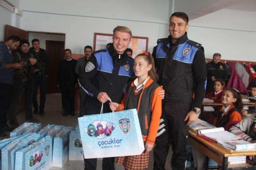 Beldedeki &Ouml;ğrenciler İlk Defa Polisle Tanıştı