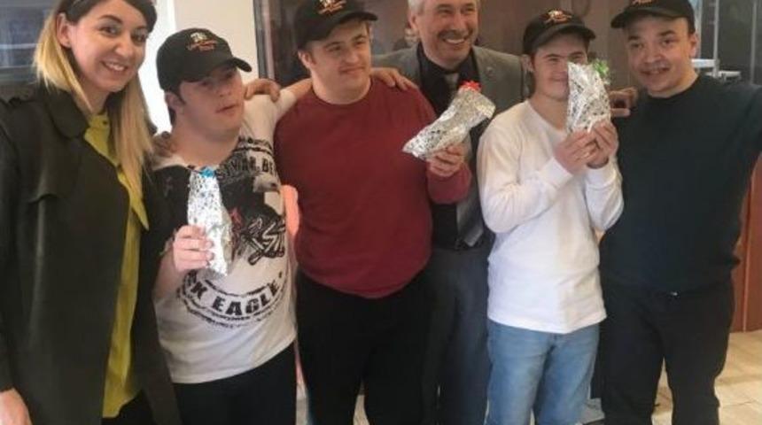 Down Sendromlu &Ouml;ğrenciler Kendi Pizzalarını Yaptı