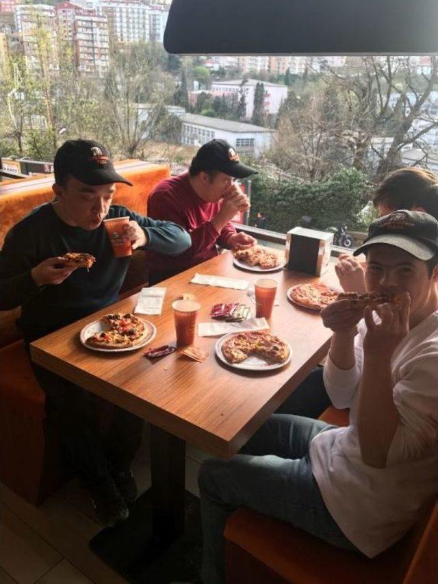 Down Sendromlu &Ouml;ğrenciler Kendi Pizzalarını Yaptı 1