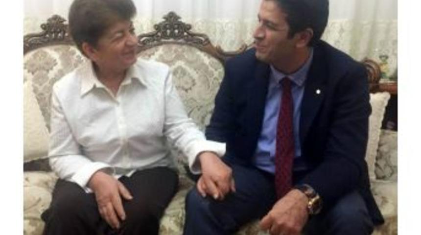 Başkan Genç İlkokul Öğretmenini Unutmadı