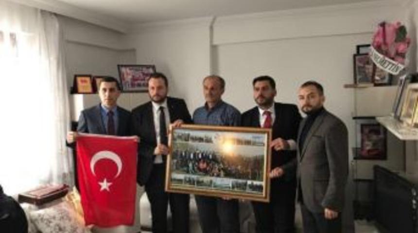 Ak Partili Gen&ccedil;lerden Şehit &Ouml;ğretmenin Ailesine Ziyaret