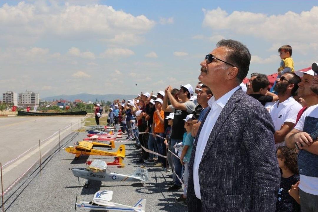 Model U&ccedil;akların G&ouml;sterisi Nefes Kesti