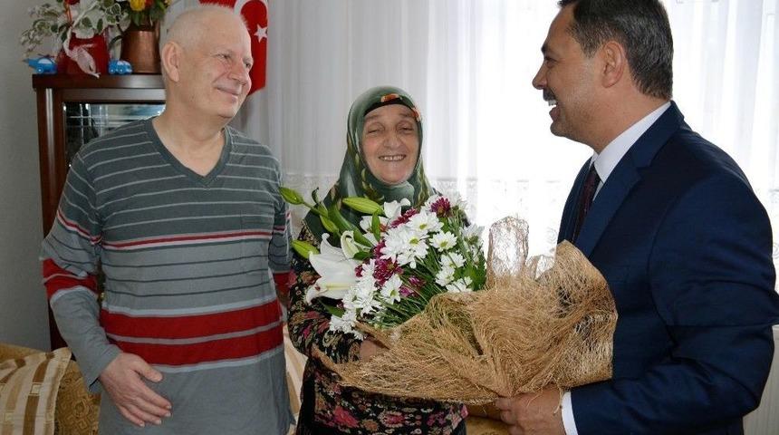 Başkan Uysal Evinde Tedavi G&ouml;ren &Ouml;ğretmeni Ziyaret Etti