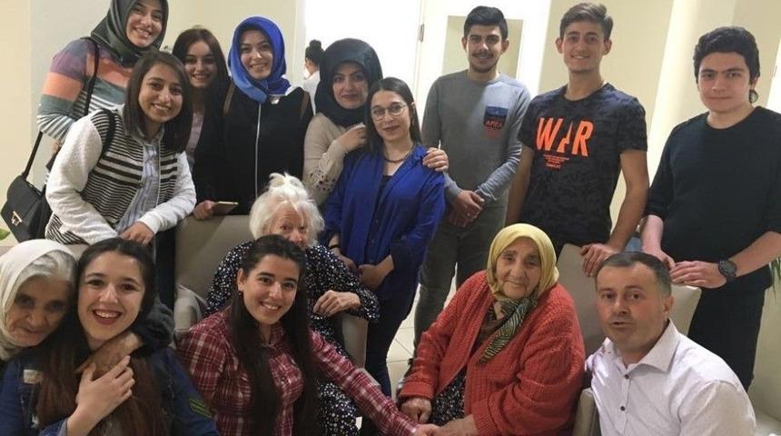 Niksar&rsquo;da &Uuml;niversite &Ouml;ğrencileri Yaşlıları Ziyaret Etti